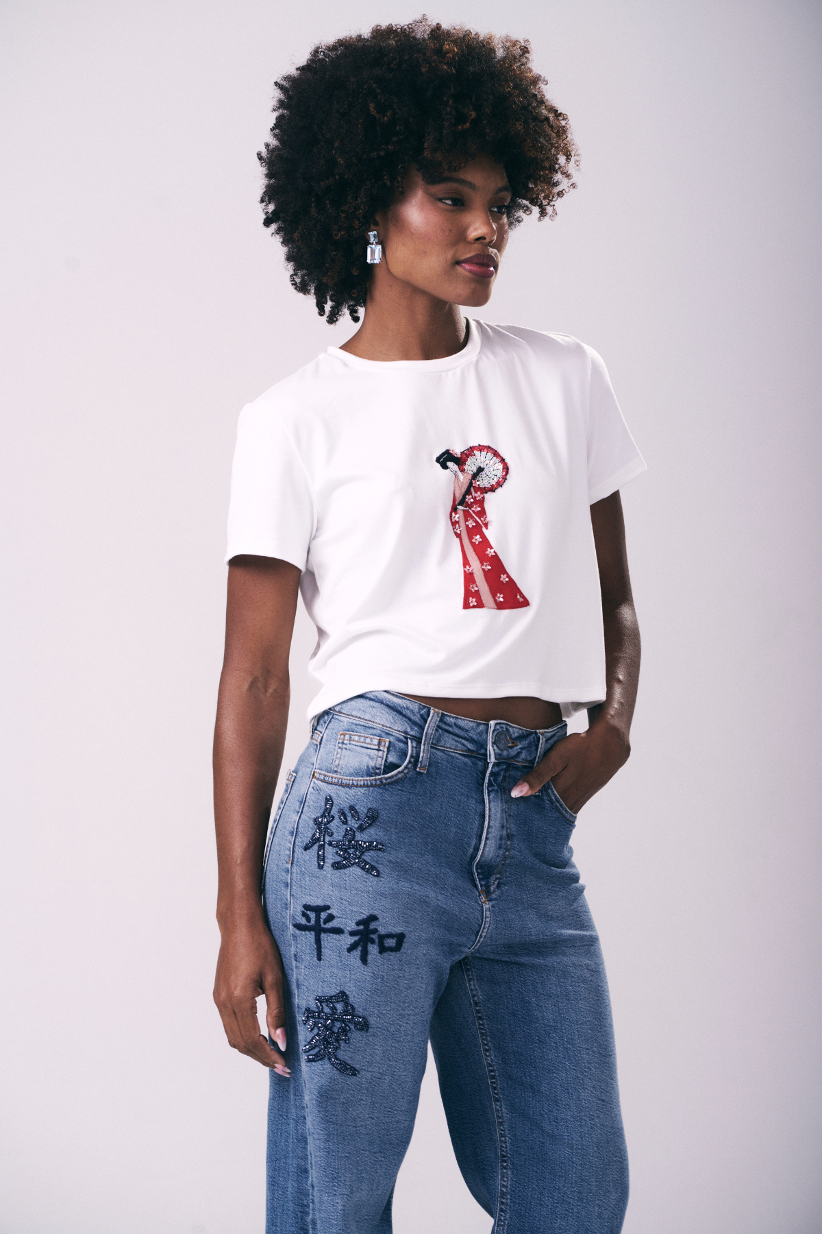 T-Shirt Gola Redonda Bordada