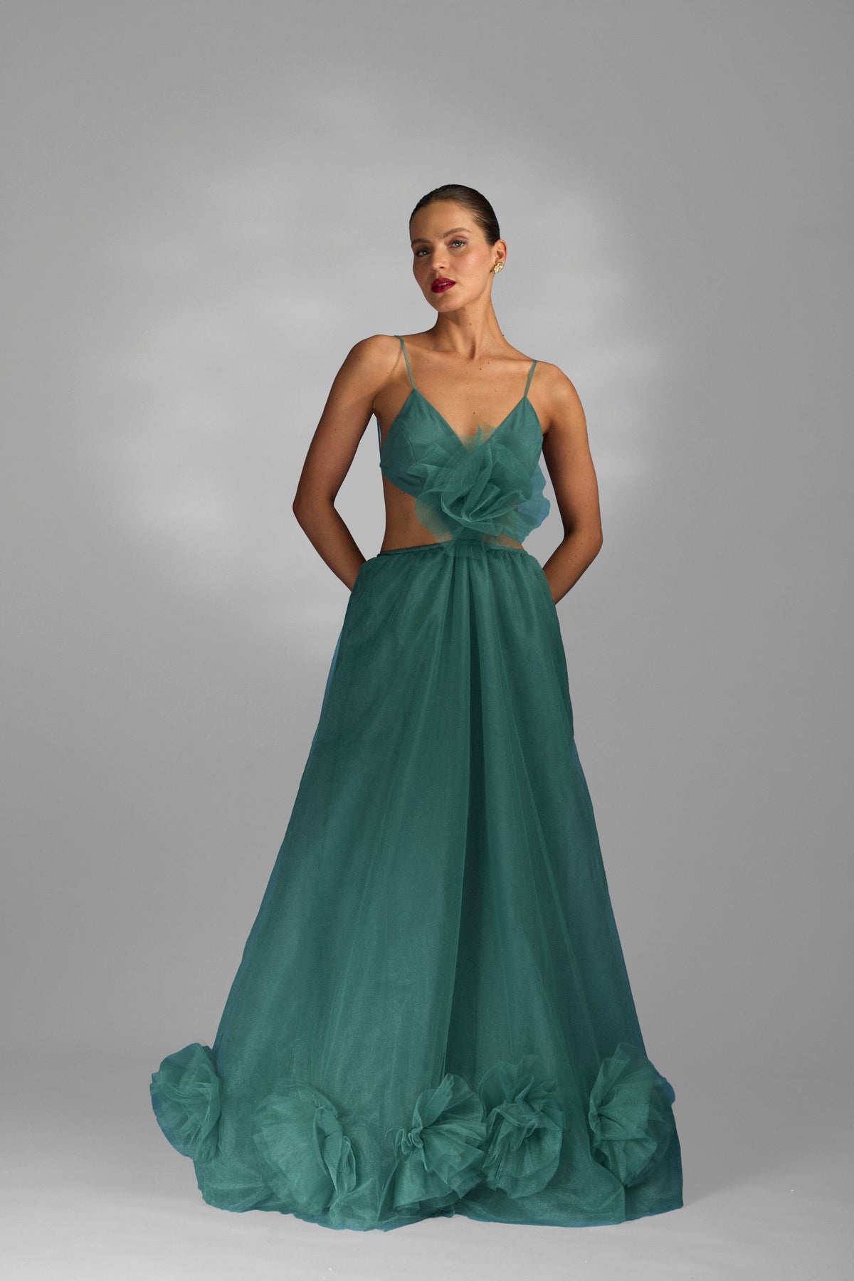 Vestido Longo Decotado de Tule com Aberturas