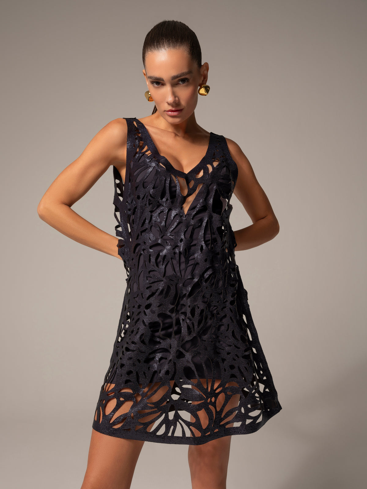 Vestido Curto Wave Recortes Conchas E Decote Em V