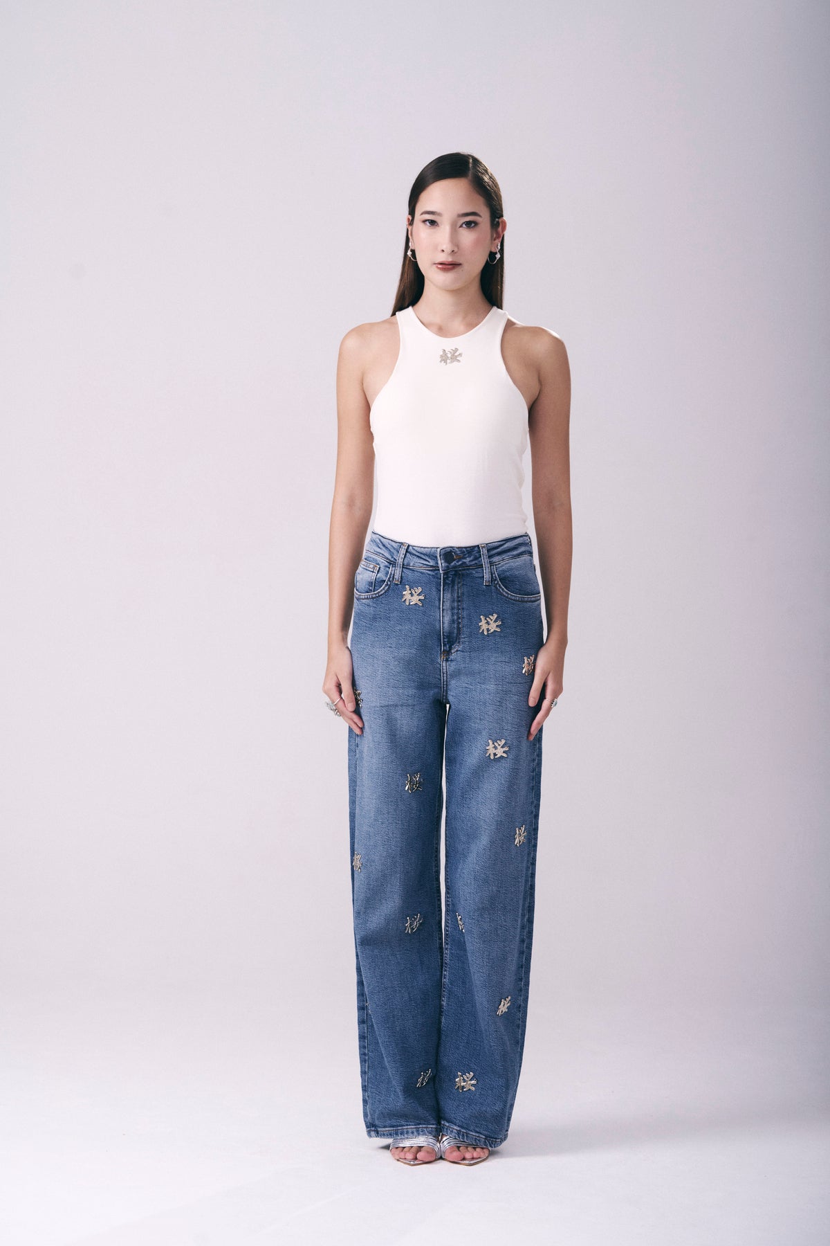 Calça Jeans Wide Leg Com Plaquinhas Ideograma Sakura