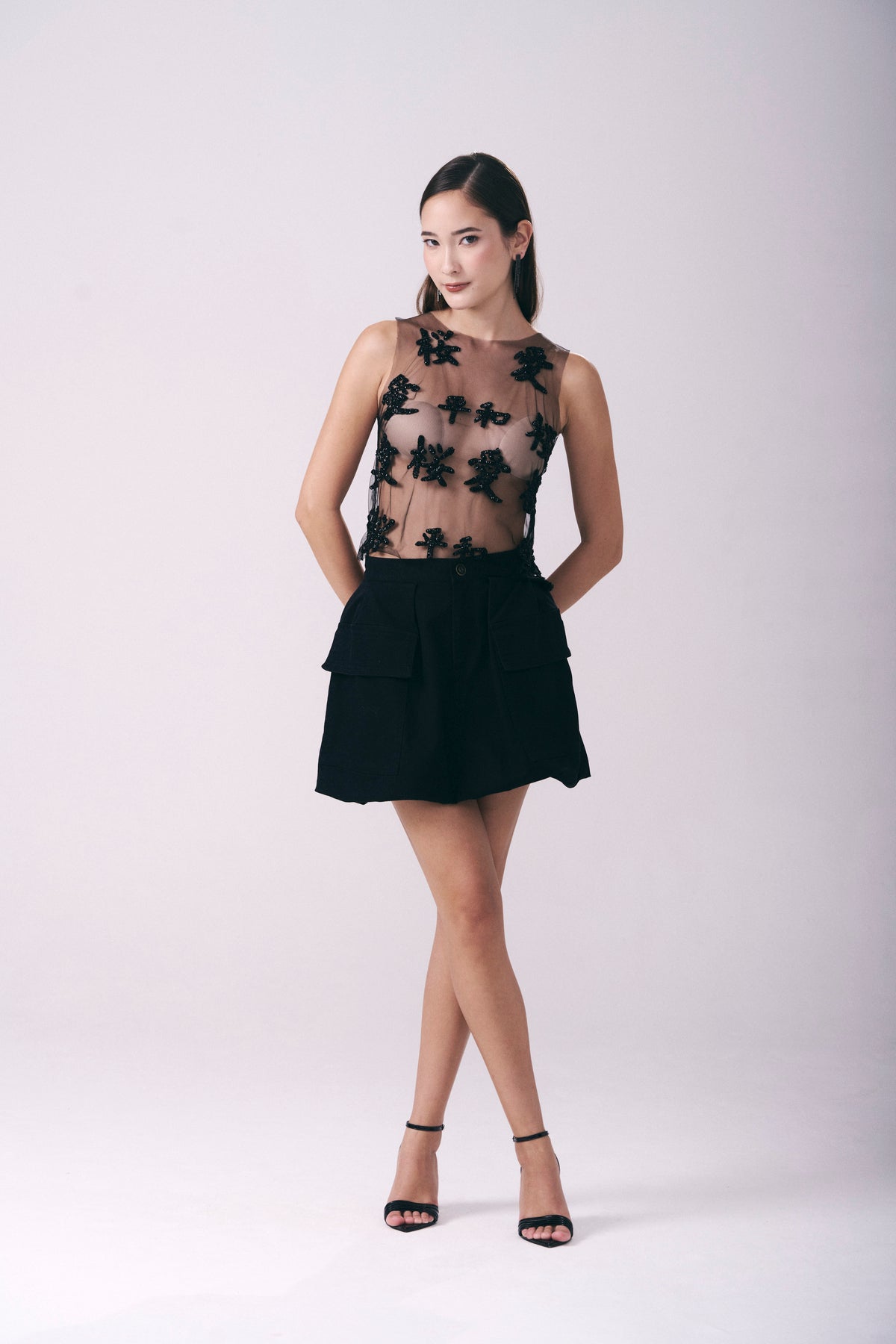 Blusa Tule Bordada Pedrarias Ideogramas