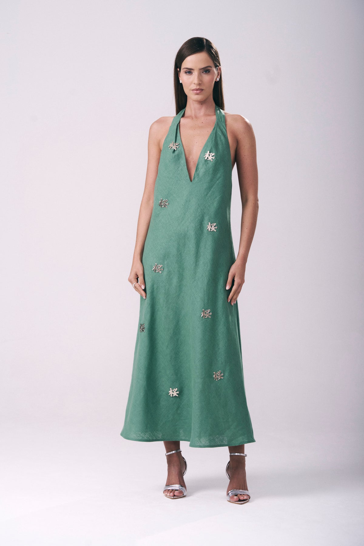 Vestido Mídi Linho Frente Única e Aplicação de Ideograma