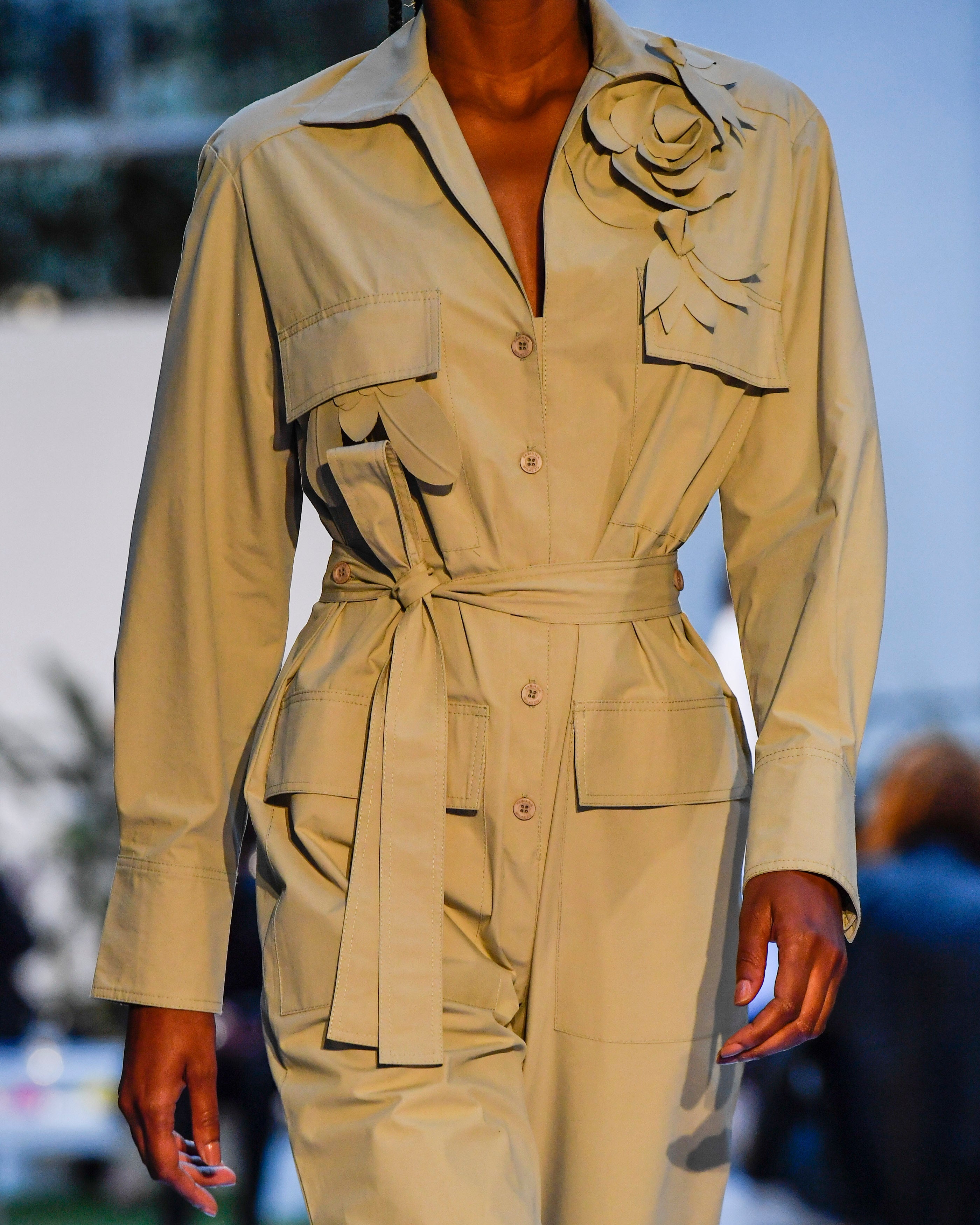 Macacão Cargo Cotton Supreme com Broche de Flor