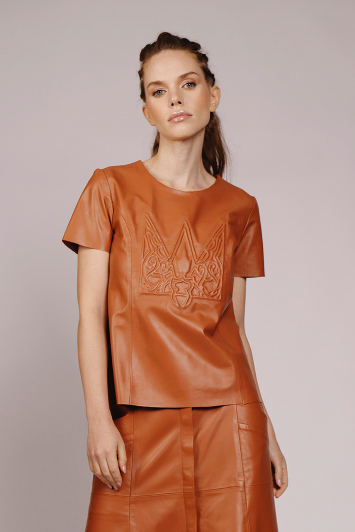 T-Shirt Couro Com Aplicação Alto Relevo