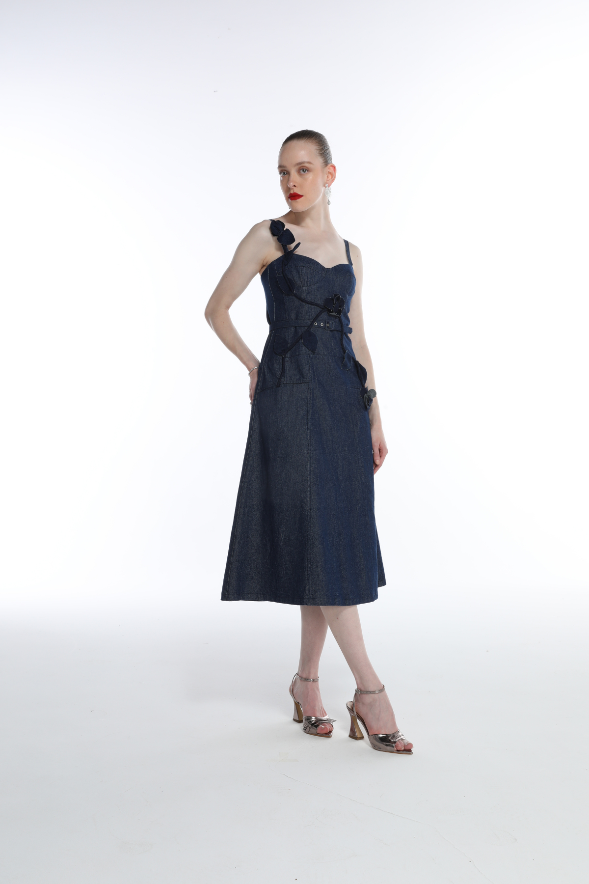 Vestido Midi Bordado em Defender Monte Castelo com Decote Coração
