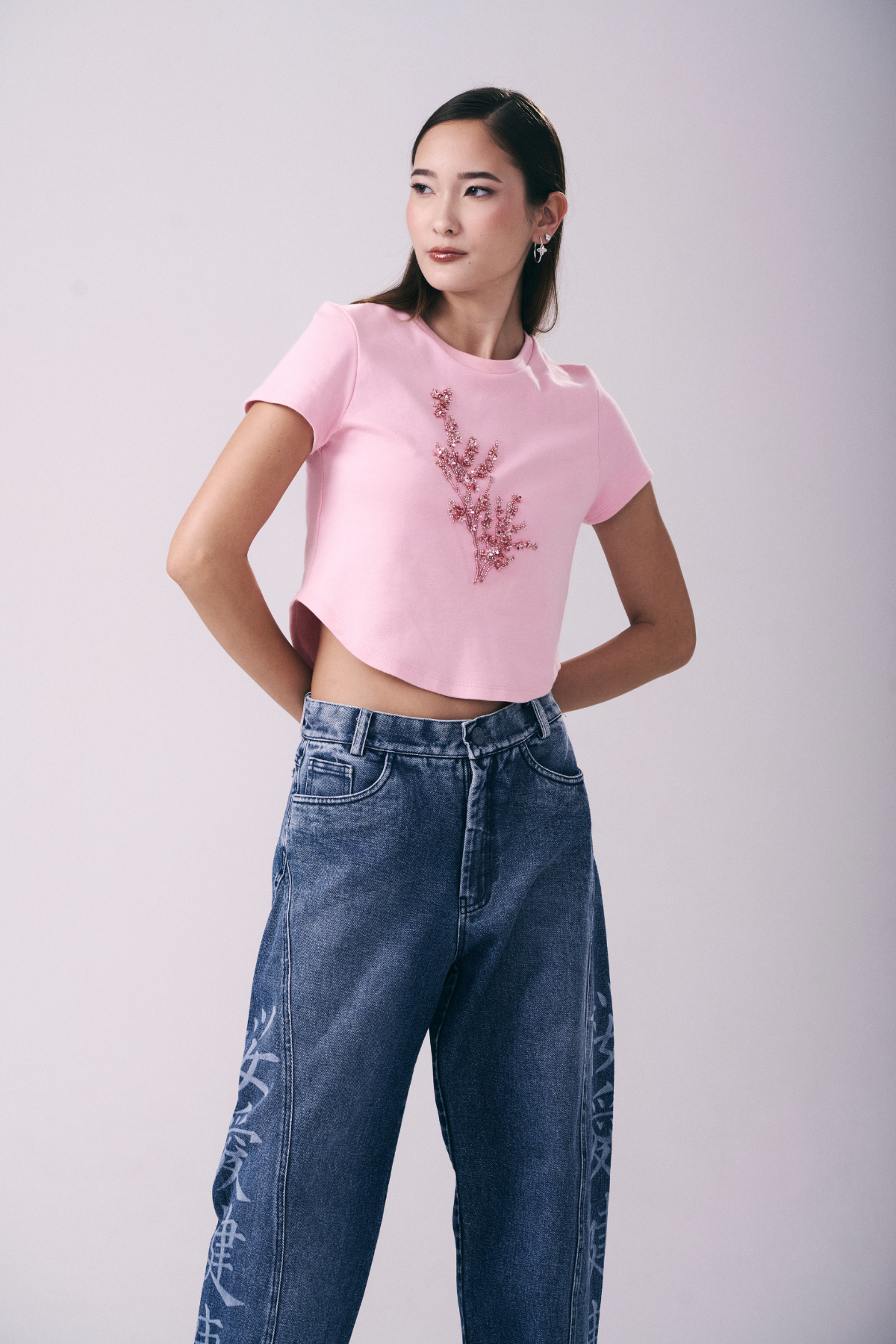 T-Shirt Arredondada  em Algodão Pima Bordado Flores de Cerejeira