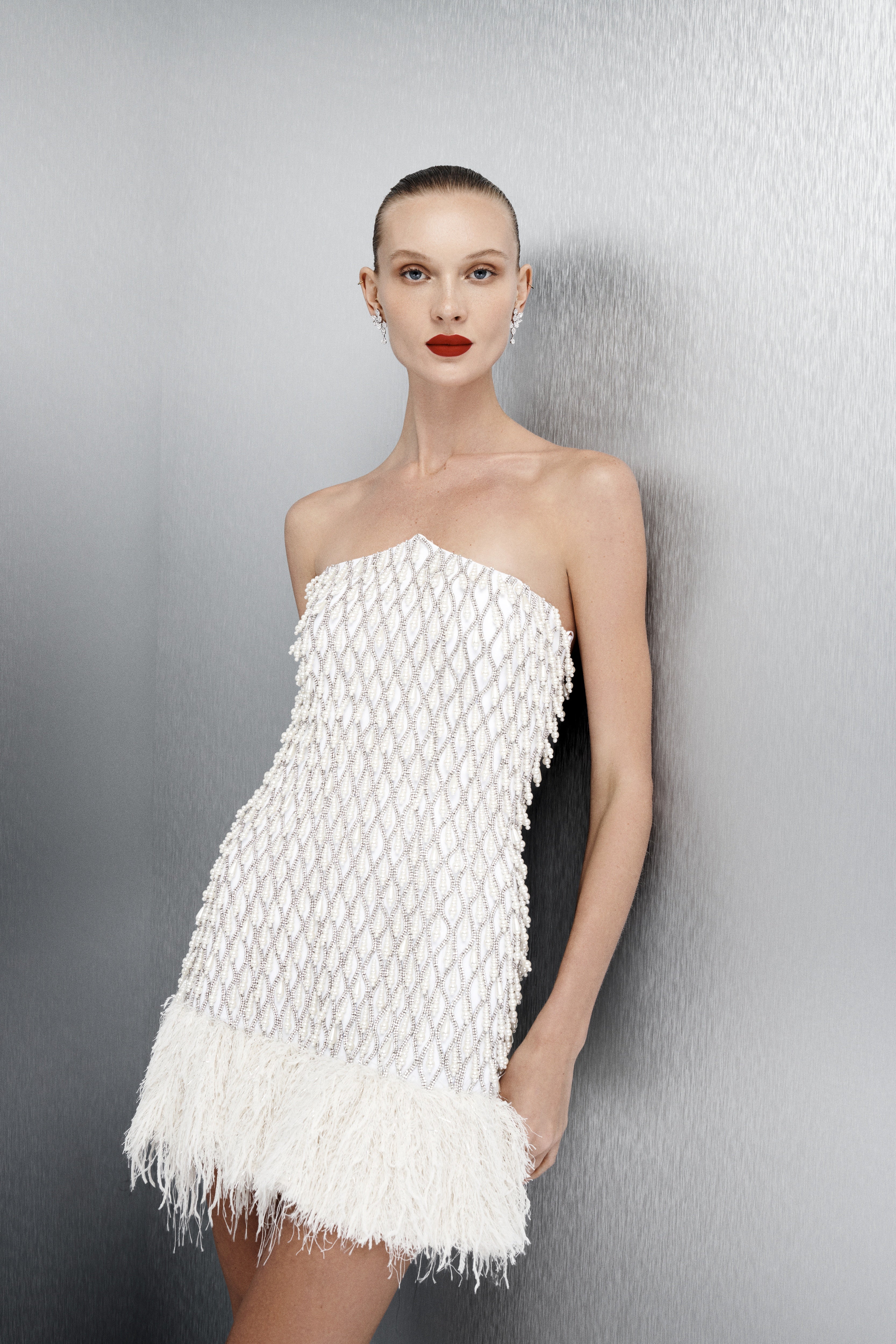 Vestido Mini Bordado e Plumas