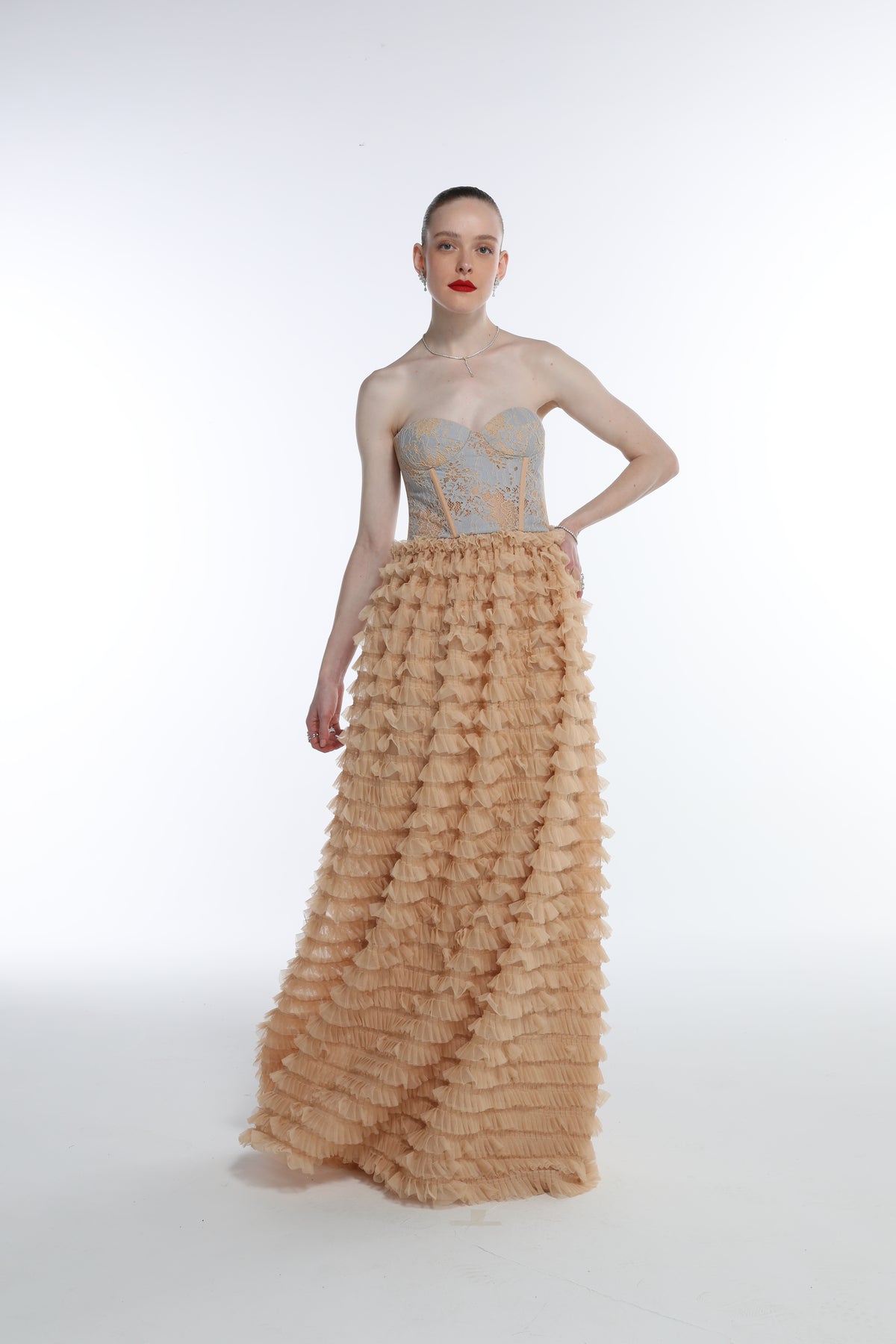 Vestido Longo Estruturado em Renda