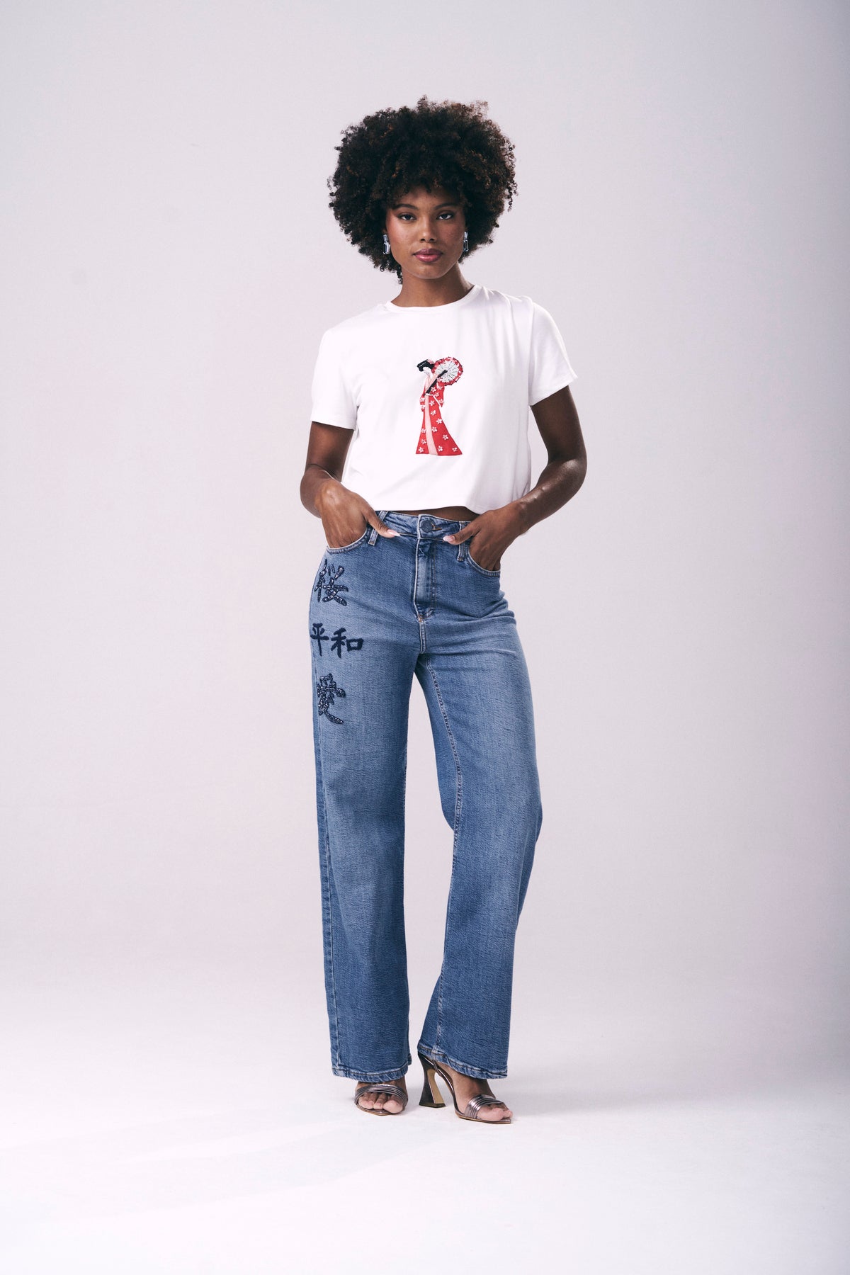 Calça Jeans Wide Bordado Kanji