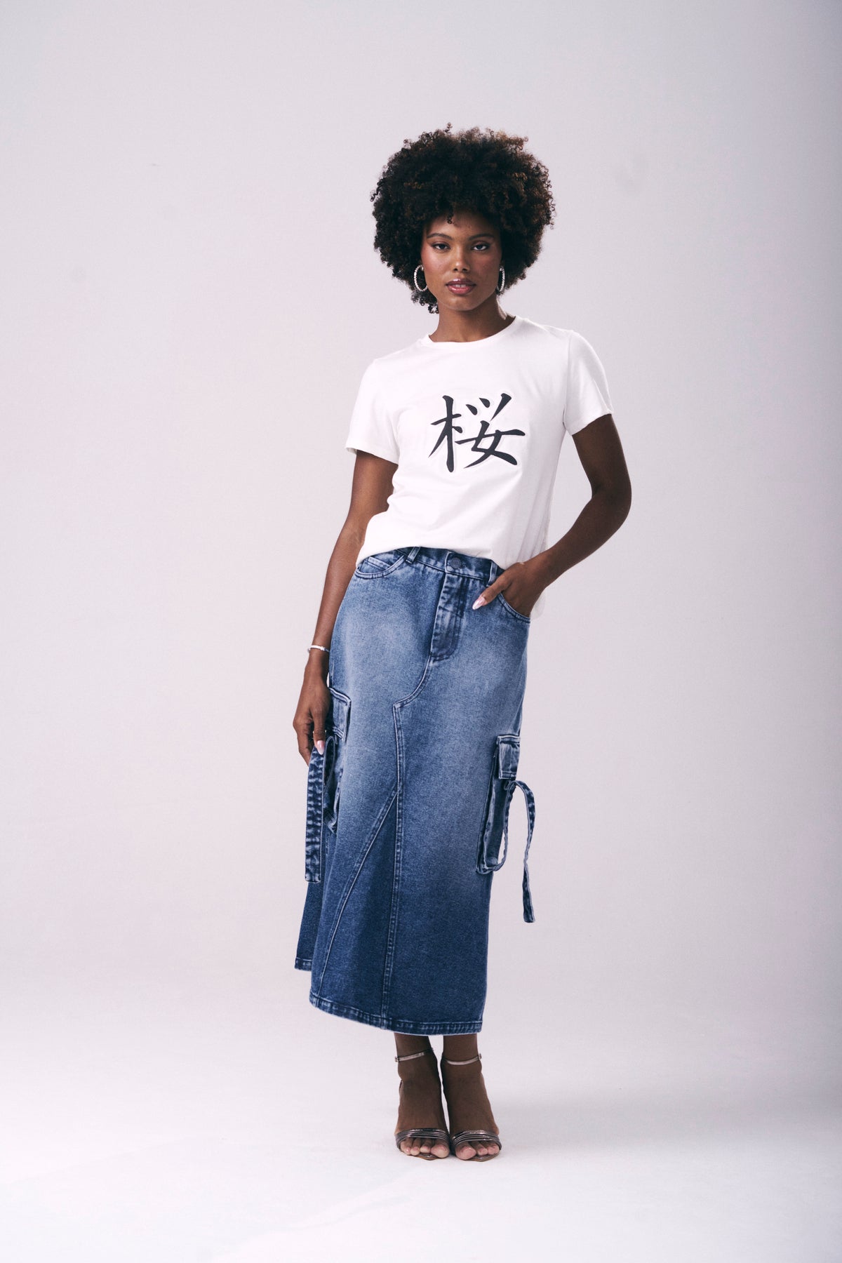 Saia Jeans Mídi Bolsos Cargo