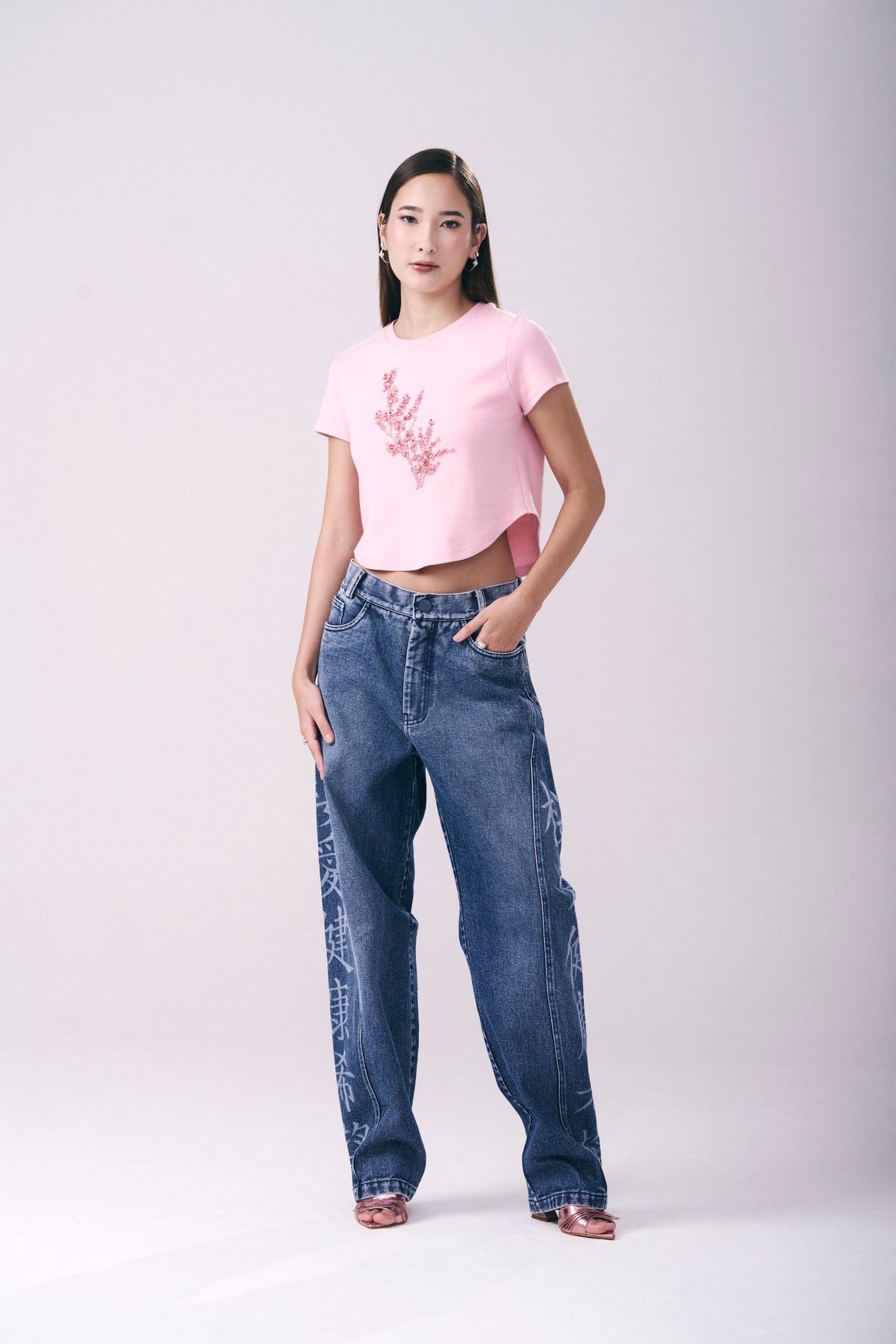 Calça Jeans Barrel Estampa Kanji