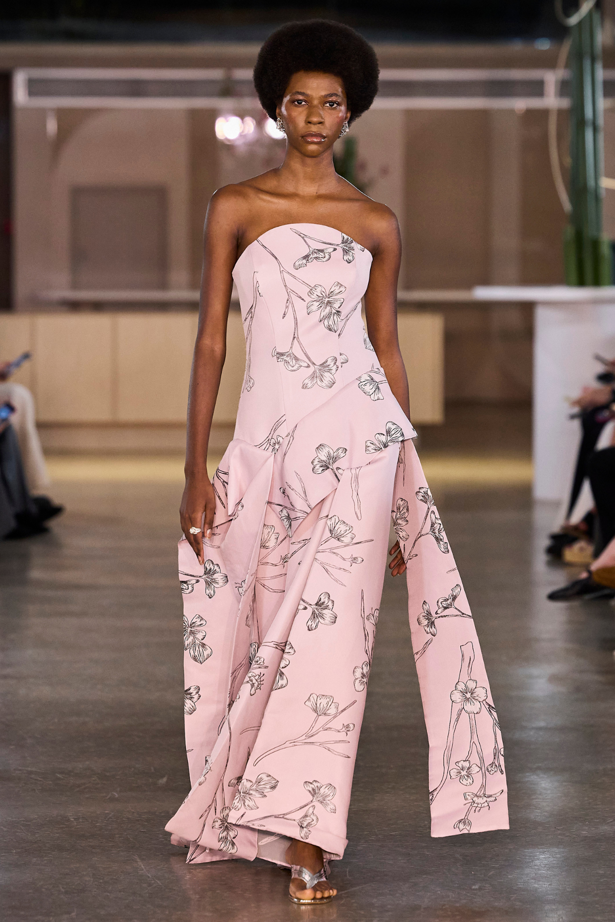 Vestido Jacquard Cerejeiras Decote Abaulado Saia Camadas