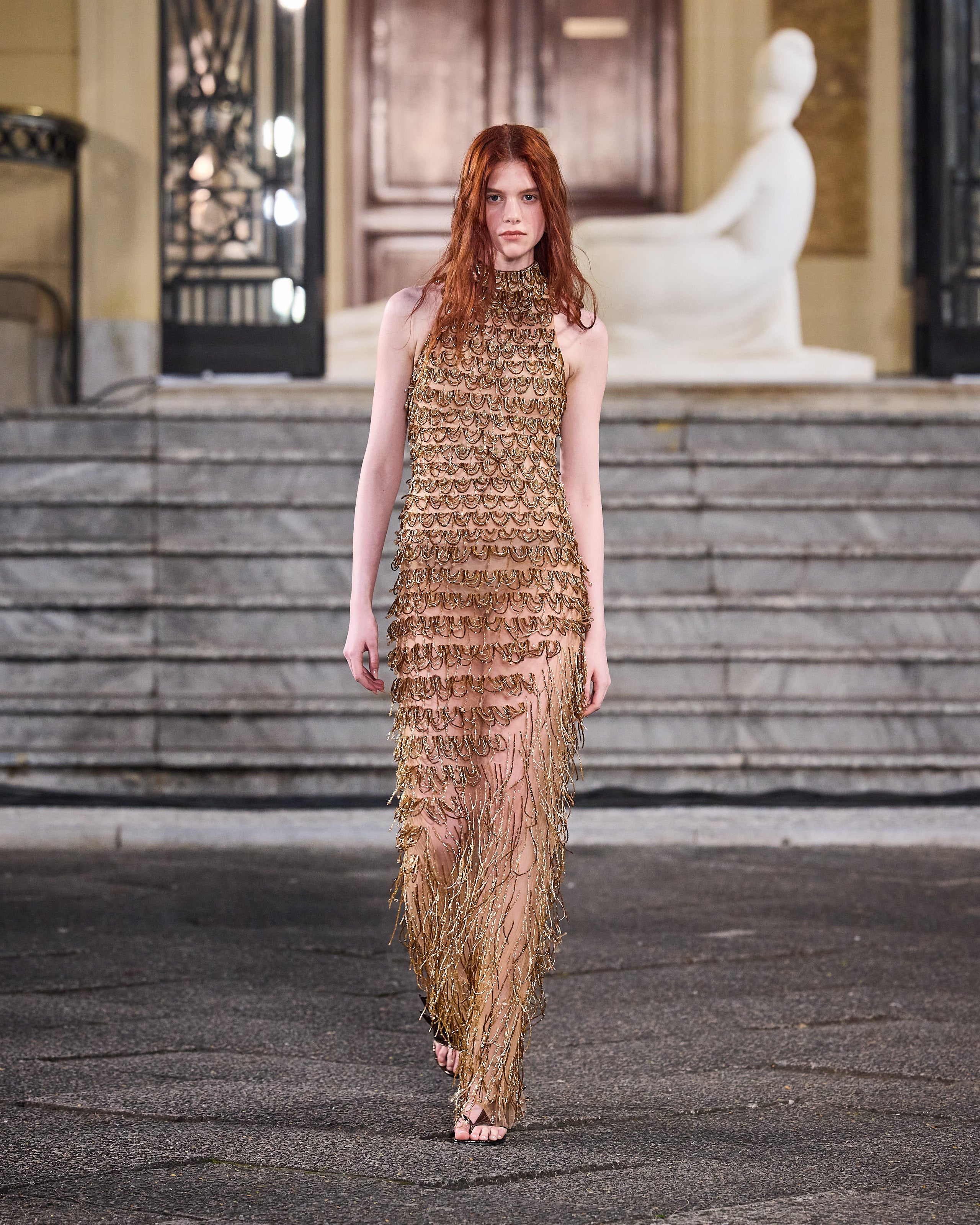 Vestido Longo Bordado Gola Alta