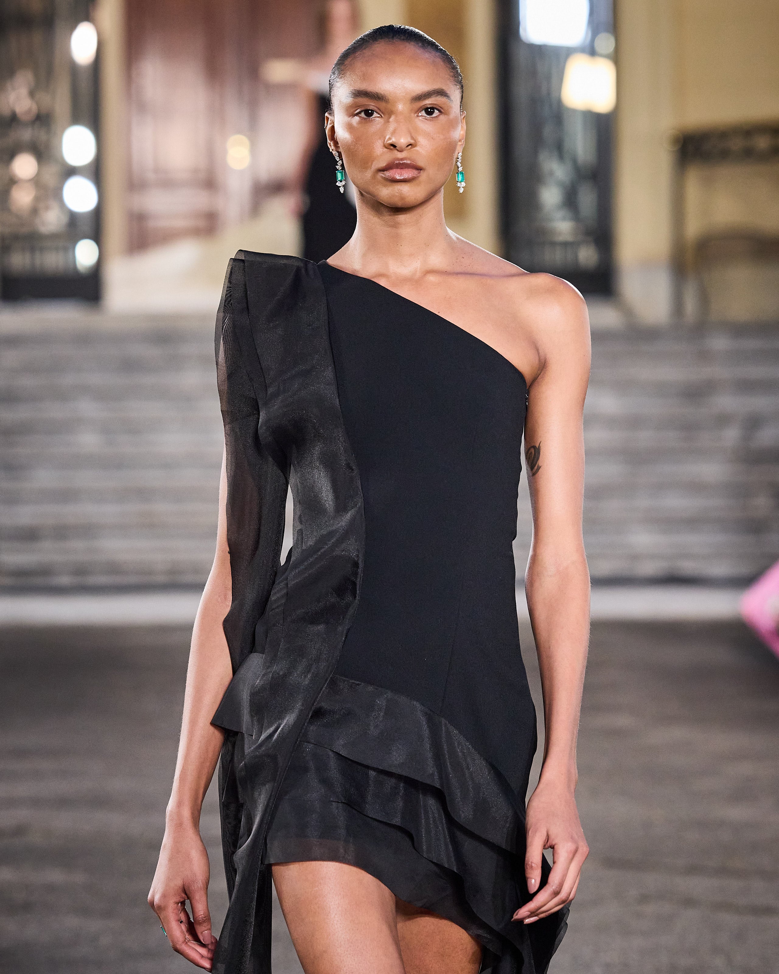 Vestido Curto Crepe E Organza