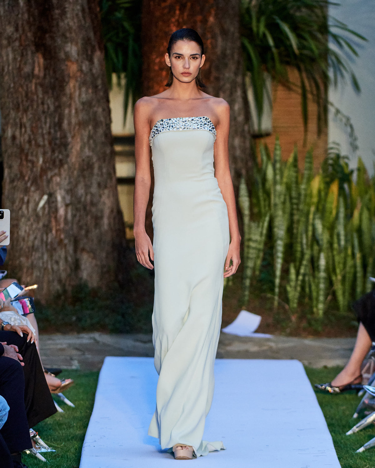 Vestido Sem Alças Crepe Bordado