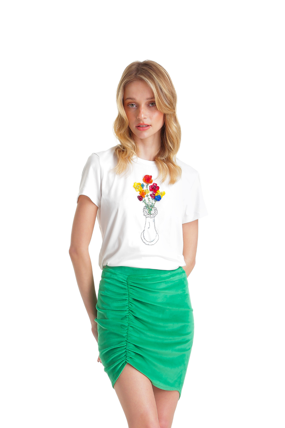 T-Shirt com Bordado Vaso de Flores