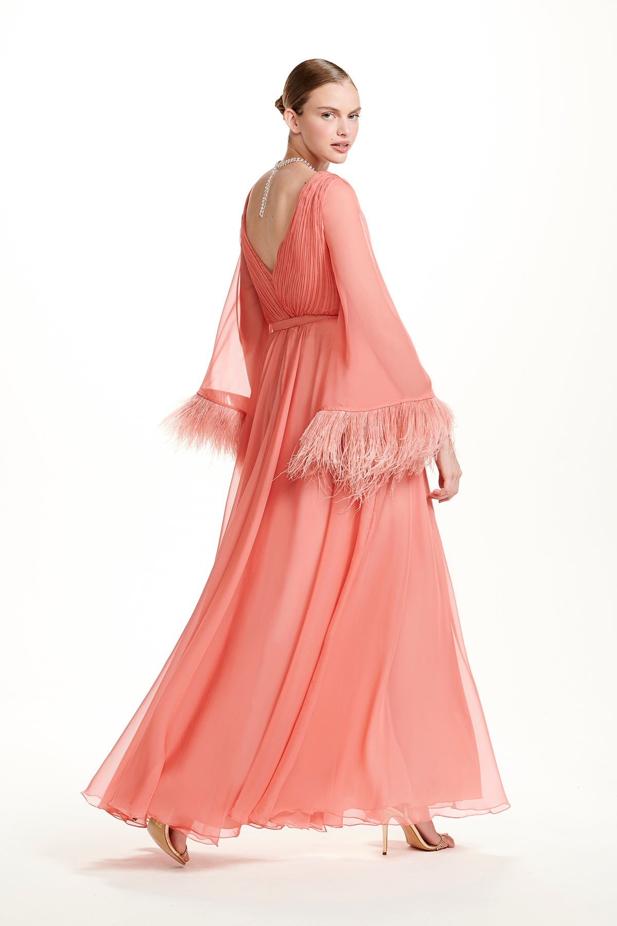 Vestido Longo em Musseline e Plumas nas Mangas