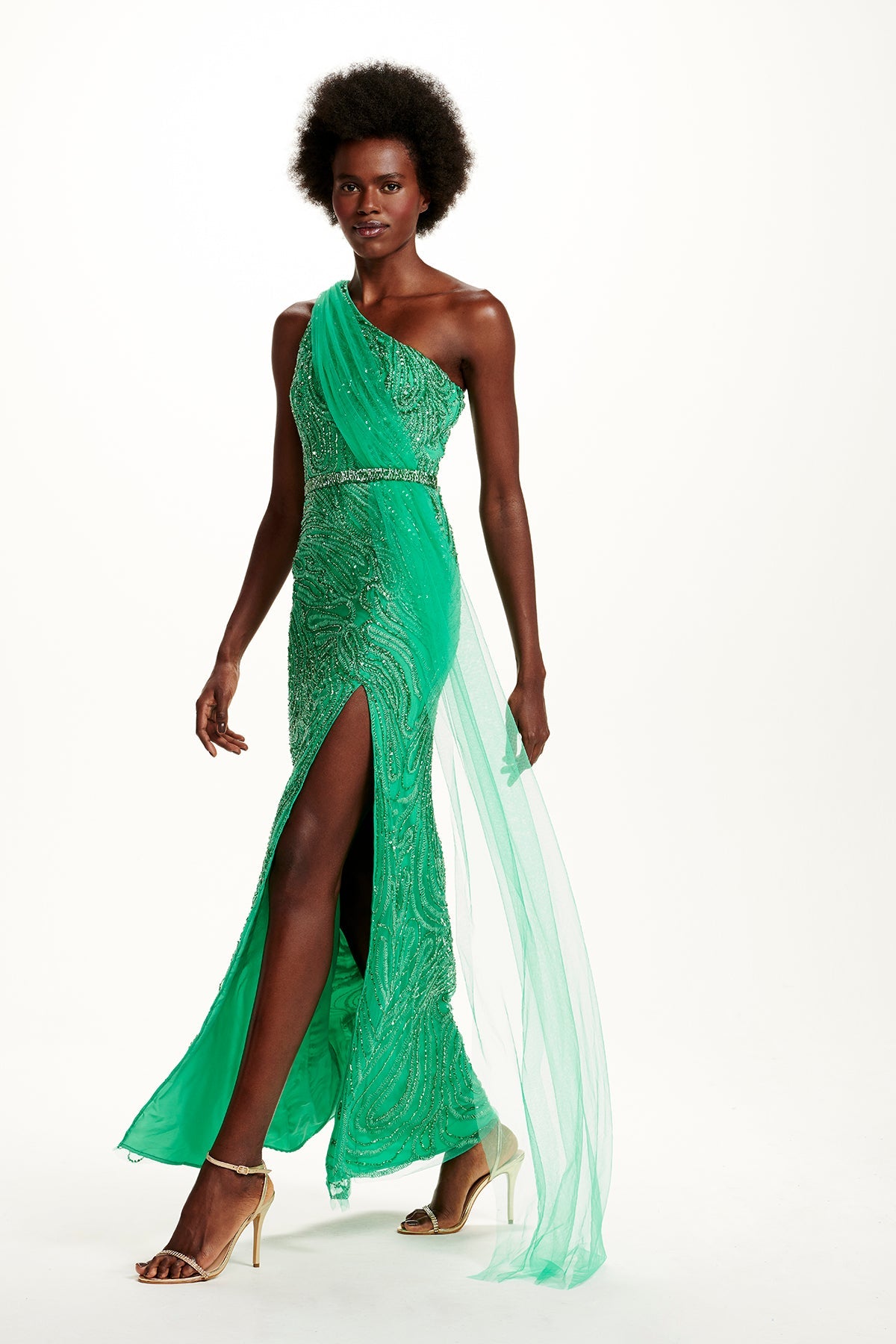 Vestido Longo Bordado com Capa