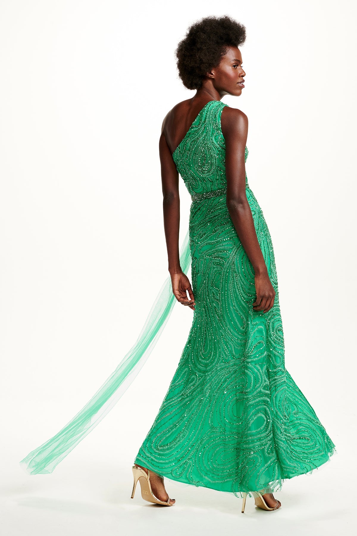 Vestido Longo Bordado com Capa