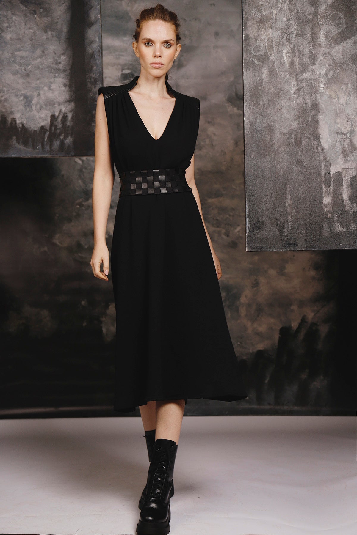 Vestido Decote V e Detalhes em Couro Sintético