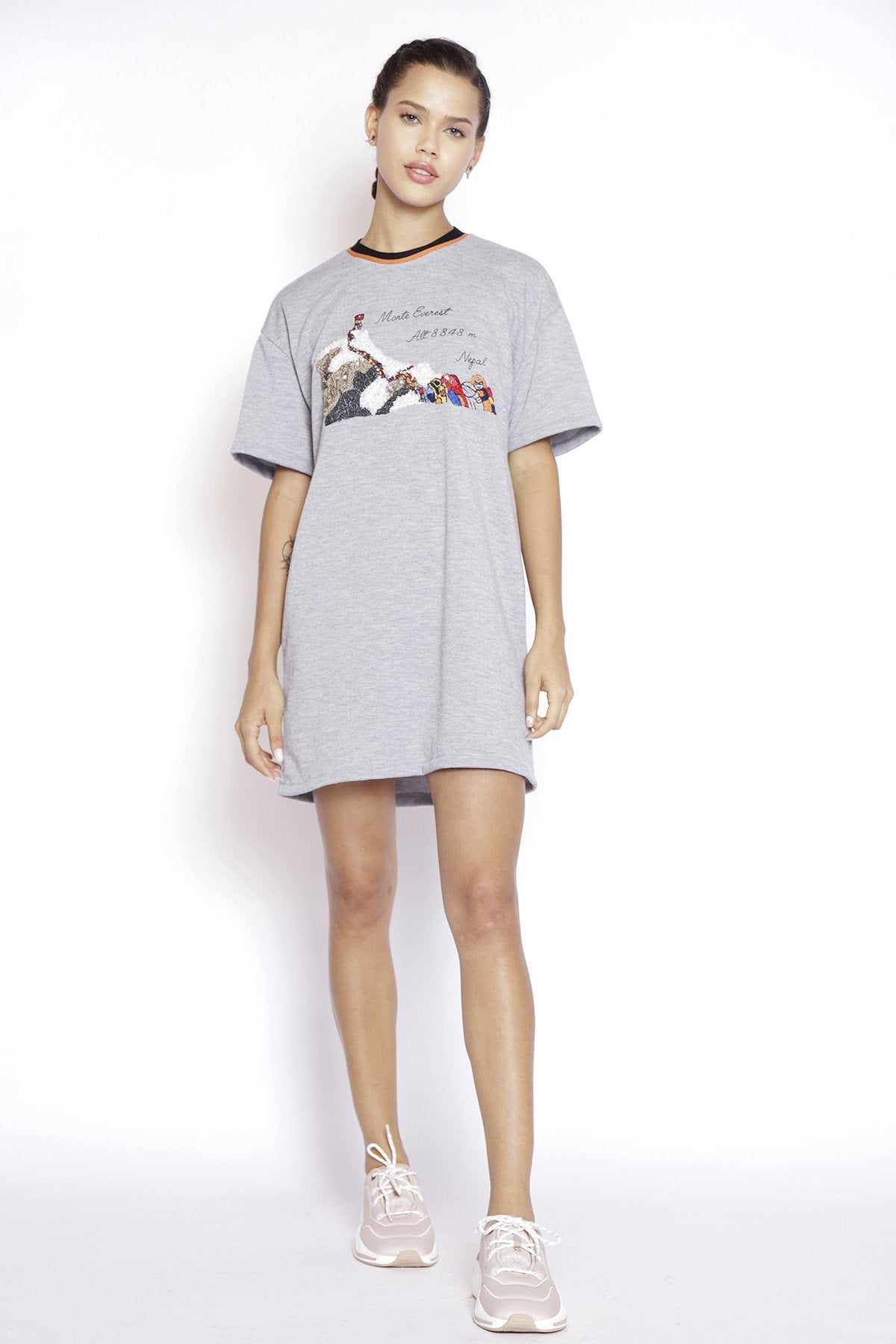 Vestido Curto T-Shirt Bordado Monte Everest