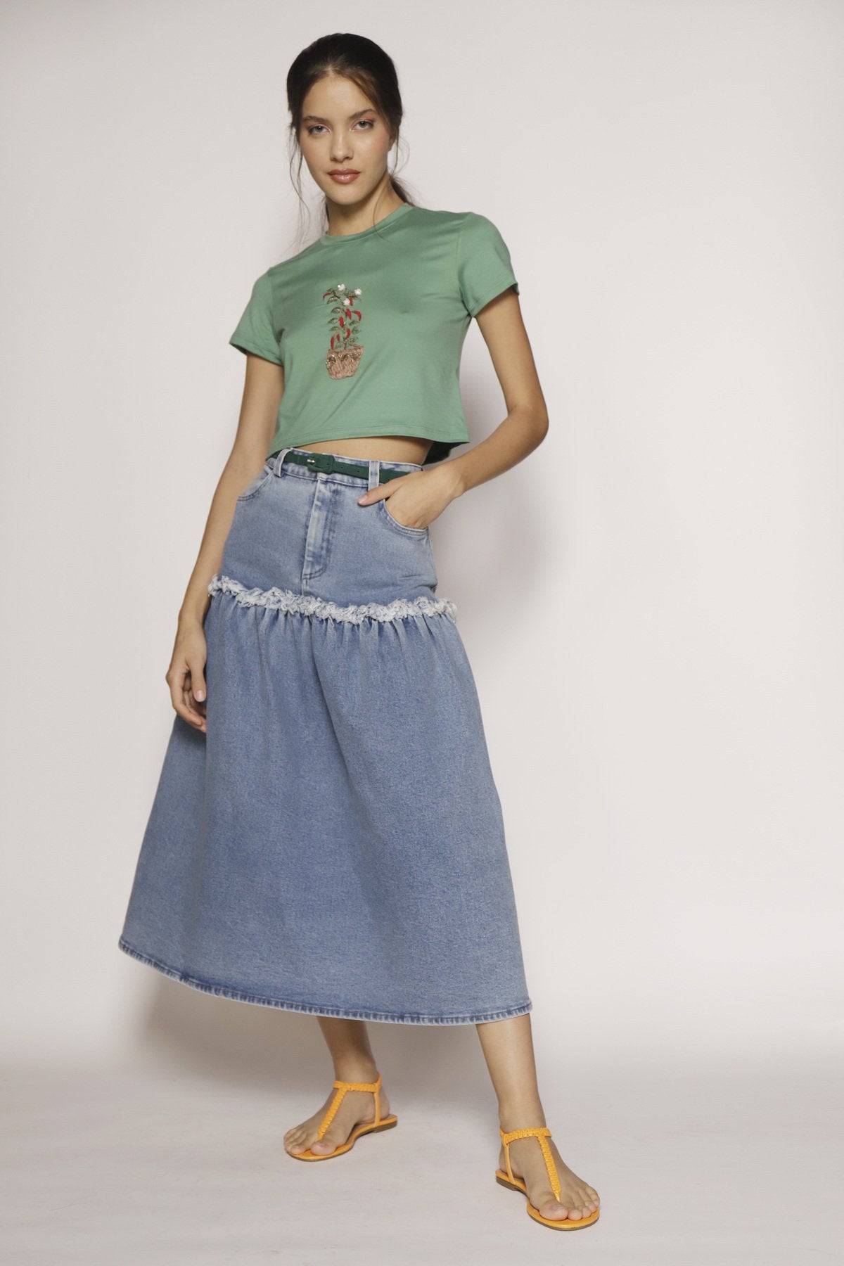 T-Shirt Cropped com Gola Redonda e Bordado Vaso de Pimenta