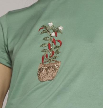 T-Shirt Cropped com Gola Redonda e Bordado Vaso de Pimenta