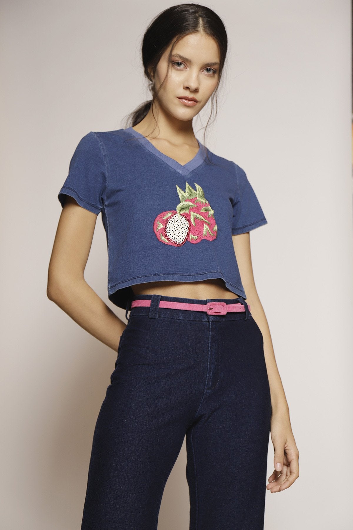 T-Shirt Cropped Gola V Bordado Pitaia